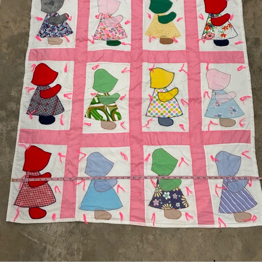 Vintage 70s Cottagecore Sunbonnet Sue Quilt Pink Hand Tied Baby Blanket - Picture 7 of 7